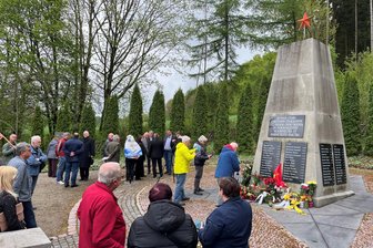 Tag der Befreiung: 34 Menschen legen an Kriegsgräberstätte Nennigmühle Blumen nieder - Die Gedenkveranstaltung an der Kriegsgräberstätte Nennigmühle.