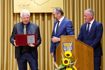 Tag der deutschen Einheit: Bei der jährlichen Festveranstaltung in Hohndorf gab es auch eine Auszeichnung - Alt-Bürgermeister Matthias Groschwitz mit dem Ehrenwappen, sein Nachfolger Lutz Rosenlöcher und Gunnar Brautzsch (v. l.).