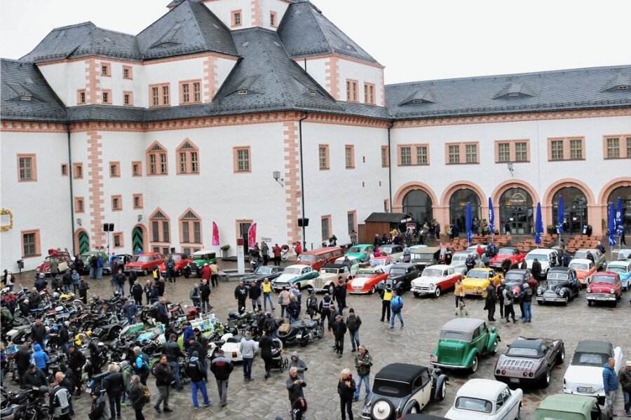 Tag der Einheit: Stelldichein der Oldtimerfans auf Schloss Augustusburg - Das 31. Oldtimertreffen auf Schloss Augustusburg war einmal mehr Anziehungspunkt für Freunde historischer Fahrzeuge. Insgesamt kamen 2500 Besucher, die 405 Fahrzeuge sahen. 