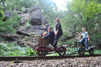 Tag der erneuerbaren Energien: Museumsbahn und Draisinen im Chemnitztal - Constanze Kluge-Strohm mit ihrem Mann Lars und den drei Kindern bei einer Draisinefahrt im Chemnitztal.