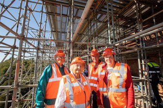 Tag der offenen Baustelle an der Elstertalbrücke im Vogtland: Mit 83 Jahren auf dem Baugerüst - Etwa 500 Besucher bekamen am Wochenende einen spektakulären Einblick auf die Baustelle Elstertalbrücke. Mit dabei waren der 81-jährige Harry Kurz, die 83-jährige Helga Pfretzschner und ihre Nachbarn, Dieter und Katrin Posselt (v.l.n.r.), die die Senioren für die Führung angemeldet haben.