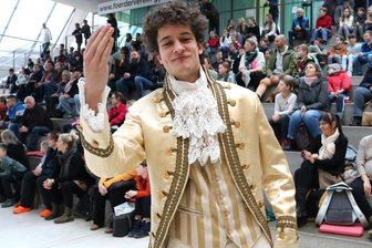 Tag der offenen Tür am Gymnasium Flöha: Freiherr von Pufendorf gibt sich die Ehre - Friedrich Arnold begrüßte die Gäste mit großer Geste. Er war in die Rolle des Schul-Namensgebers geschlüpft.