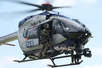 Tag der offenen Tür gibt Einblick in Polizeiarbeit - Polizisten vom Spezialeinsatzkommando werden mit einem Hubschrauber zum Tag der Polizei in Leipzig geflogen.
