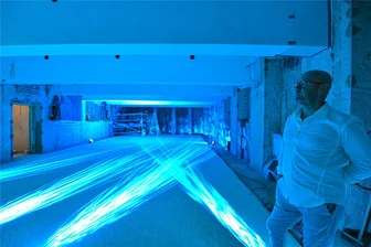 Tag der offenen Tür: Hallenbadbaustelle in Reichenbach erlebt Ansturm - Lutz Weber zeigt das Badinnere - in blaues Licht getaucht.