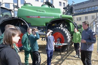 Tag der offenen Tür im Fachschulzentrum Freiberg-Zug lockt Besucher an - Tobias Hoffmann (r.), Fachschüler für Techniker-Landbau, erläuterte den Einsatz von Pflanzenschutzmitteln mit Spritztechnik.