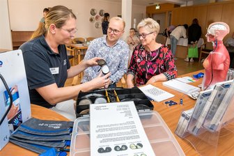Tag der offenen Tür im „Haus Lauckner“ Marienberg - Michelle Gierschik zeigte Carl Kempf und Barbara Lauckner-Kempf (v. l.) eine Alterssimulationsbrille.