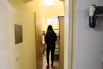 Tag der offenen Tür im Zwickauer Gefängnis: Blick in eine eigene Welt - Tag der offenen Tür im Zwickauer Gefängnis: Eine Besucherin besichtigt eine Zelle.