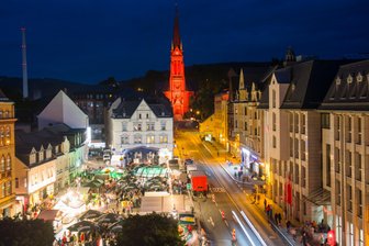 Tag der Sachsen 2023 in Aue: Das ist das Programm - Blick auf den Altmarkt in Aue: Zum Tag der Sachsen wird Besuchern in der Innenstadt so einiges geboten.