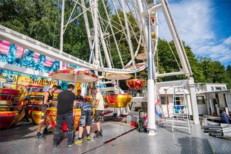 Tag der Sachsen 2023 in Aue: Programm, Anreise, Parkplätze, Wetterprognose und was Sie sonst noch wissen müssen - Auf dem Anton-Günther-Platz in Aue ist für den Tag der Sachsen ein großer Rummel aufgebaut worden, hier im Bild das Riesenrad.