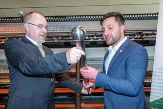 Tag der Sachsen 2027 in Plauen: Braucht die Stadtverwaltung für die Vorbereitung zusätzliche Mitarbeiter? - Oberbürgermeister Steffen Zenner (links) gab den Staffelstab an Büroleiter Lars Krämer weiter, den Organisationschef des Tags der Sachsen.