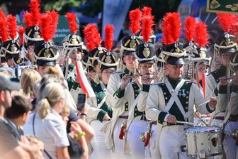 Tag der Sachsen 2027 in Plauen: Neuer Termin, mehr Geld und positive Nachrichten vom Vorgänger - Festumzug beim diesjährigen Tag der Sachsen in Sebnitz: Die Stadt habe das Volksfest 2025 mit einem finanziell ausgeglichenen Ergebnis abgeschlossen, heißt es.