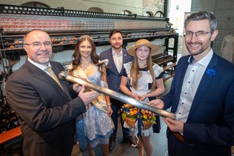 Tag der Sachsen 2027 in Plauen: Oberbürgermeister Steffen Zenner übernimmt Staffelstab und skizziert erste Festideen - Der Sebnitzer Oberbürgermeister Ronald Kretzschmar (rechts) hat am Montag in Plauen den Staffelstab für den Tag der Sachsen an Oberbürgermeister Steffen Zenner übergeben.