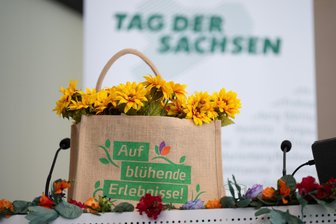 Tag der Sachsen 2027: Plauens Oberbürgermeister übernimmt am Montag den Staffelstab - Sebnitzer Blumen werden von Plauener Spitze abgelöst. 2027 findet der Tag der Sachsen in Plauen statt.