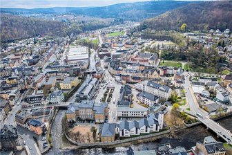Tag der Sachsen: Diese Verkehrseinschränkungen kommen auf Auer Betriebe zu - Blick auf das Auer Stadtzentrum: Weitere Teile werden zum Tag der Sachsen im September zur autofreien Zone. 