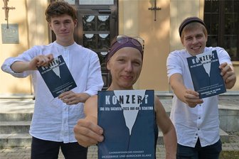 Tag der Sachsen: Dieses Konzert soll das Volksfest in Aue krönen - Zum Tag der Sachsen gibt es in Aue ein besonderes Konzert – mit dabei der Chor des Diesterweg-Gymnasiums Plauen (v.l.): Elias Dude, Chorleiterin Pia Schöler und Richard Neudel.