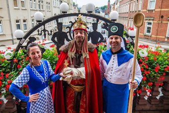 Tag der Sachsen in Aue: Deshalb ist das Fest im Freistaat so wichtig - Sie freuen sich auf den Tag der Sachsen (von links): Bademädchen Susann Küchler, Symbolfigur Kaiser Barbarossa alias Axel Schlesinger und Blaufarbenwerker Marcus Hoffmann.