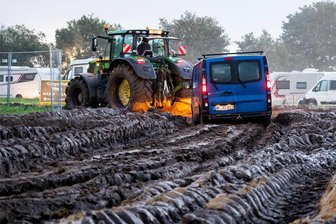 Tag der Sachsen in Aue: „Wir wollen kein zweites Wacken“ - Das ist die erste Wetterprognose - Solche Bilder will man in Aue zum Tag der Sachsen nicht haben: Autos mussten beim Heavy-Metal-Festival in Wacken vor wenigen Wochen mit Hilfe eines Traktors aus dem Schlamm gezogen werden.