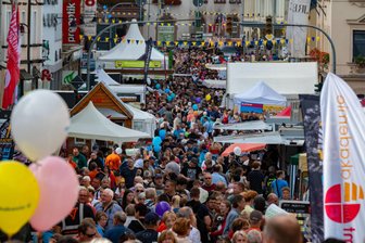 Tag der Sachsen in Sebnitz startet: Das sind die schönsten Bilder vom Sachsenfest 2023 in Aue - Tag der Sachsen 2023 in Aue. Dicht gedrängt schieben sich die Besucher durchs Veranstaltungsgelände in der Innenstadt.