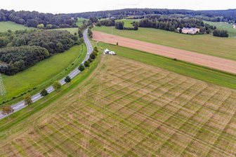 Tag der Sachsen: Jetzt gibt es ein Problem – Großparkplätze sind durchnässt - Blick auf den geplanten Großparkplatz am Autobahnzubringer Aue (S 255), den sogenannten Parkplatz Nord. Regen hat den Acker in den vergangenen Tagen durchnässt.