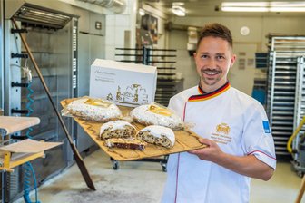 Tag der Sachsen macht’s möglich: Auer Bäcker eröffnet Stollensaison - Hat die Stollensaison diesmal schon Anfang September eröffnet: Bäckermeister Alexander Schellenberger.