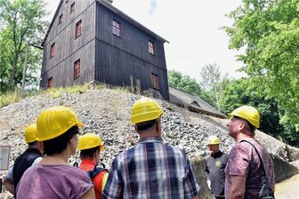 Tag der Schauanlagen in Mittelsachsen: Reise in die Bergbauvergangenheit - Beim Tag der Schauanlagen führte Frank Benndorf (2. v. r.) die Gäste durch das Gelände des Vereins IV. Lichtloch Reinsberg.