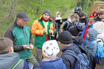 Tag des Baumes in Freiberg: Wie Ohainschüler ein Stück Wald wieder lebendig machen - Henrik Lindner (l.) von der Stiftung Wald und der Revierförster von Freiberg, Felix Pierschel, standen den Ohainschülern Rede und Antwort.