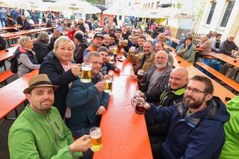 Tag des Bieres: Andrang zum Frühschoppen in der Gersdorfer Brauerei - Brauereichefin Astrid Peiker begrüßt die mutmaßlich größte Gruppe: 23 Freunde aus Rossau bei Mittweida.