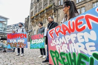 Tag des Flüchtlings: Menschen verschiedener Nationen in Chemnitz gemeinsam auf der Straße -