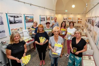 Tag des offenen Denkmals am Sonntag belebt gesamtes Plauener Stadtgebiet - Im Stadtarchiv wurde von einigen Vereinsvertretern das Plauener Programm zum Tag des offenen Denkmals präsentiert. Von links: Denkmalbeauftragte Dagmar Groß, Gabriele Rudolph, Kerstin Rüffer, Simone Süß, Ulrich Franke, Renate Wünsche (vorn), Jeannette Pfeiffer, Doris Meijler und Sylvia Deeg.
