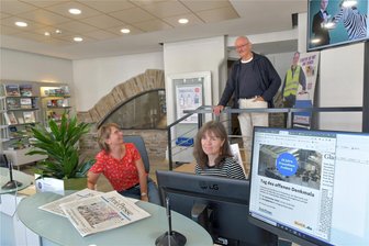 Tag des offenen Denkmals in Freiberg und Umgebung: Einladung zu Familientag und Führungen untertage - Das Pressehaus öffnet am Sonntag. Architekt Dr. Volker Benedix leitete vor 20 Jahren die Sanierungsarbeiten. Hier ist er im „Freie Presse“-Shop im Gespräch mit den Mitarbeiterinnen Gabriele Jordan (r.) und Iris Weißbach.