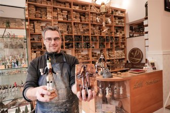 Tag des traditionellen Handwerks im Erzgebirge: Das sollten Besucher nicht verpassen - Konstantin Brückner hat für ein fast vergessenes Kunsthandwerk mitten in Annaberg einen Platz geschaffen, der in die Blütezeit der Männelmacher zurückversetzt. Am Sonnabend und Sonntag erwartet er zum ersten Mal die Besucher. Er wird in der Werkstatt im Haus 21 an der Kleinen Kartengasse ab sofort Führungen anbieten.