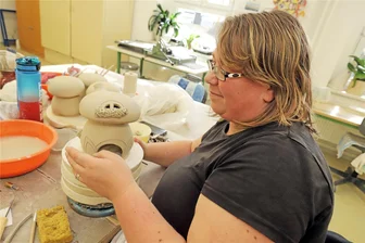 Tag des traditionellen Handwerks im Erzgebirge: Töpferei in Langenau ist von Anfang an dabei - Janine Friedrich formt aus Keramik ein Lichterhäuschen.