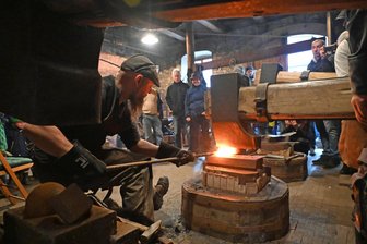 Tag des traditionellen Handwerks in Freiberg: Wo Eisennägel in Feuersglut geschmiedet werden - 