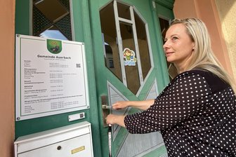 Tag eins nach Sieg von Polizistin bei Bürgermeisterwahl im Erzgebirge: Das sagen die Bürger - Anja Prietzel ist derzeit noch kommissarische Bürgermeisterin von Auerbach - bald tritt sie den Posten aber hauptamtlich an.