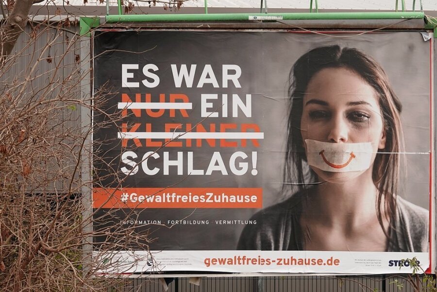 Tag gegen Gewalt an Frauen - "Der Großteil von Gewalt spielt sich in der Partnerschaft ab" - Der Verein "Gewaltfreies Zuhause Sachsen" macht mit Plakaten auf das Thema aufmerksam. 