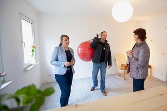 TAG Wohnen investiert nach Häuserkauf in Plauener Wohnquartier - TAG-Immobilienmanagerin Heike Baumgart (links) im Gespräch mit Teamleiter Björn Eifler und BesichtigungsgastSimone Janetzko in einer sanierten Wohnung an der Martin-Luther-Straße. 