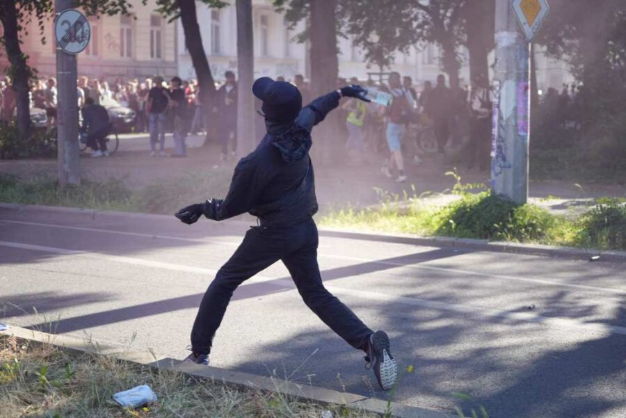 "Tag X" in Leipzig im Newsblog: Polizei kesselt Demonstranten ein - Bei der Demo am Alexis-Schumann-Platz flogen Flaschen, Steine und Pyrotechnik.
