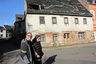 Tage der Brache in Geringswalde sind gezählt - Hans-Steffen und Melitta Alexandrowitz stehen vor der Brache an der Leipziger Straße 76. Die Gefahr herabstürzenden Mauerwerks wird täglich größer.