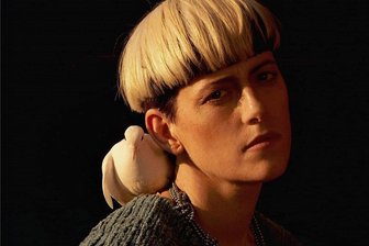 Tage des Wassers: Kat Frankie verzaubert mit tiefen neuem Album - Kat Frankie auf dem Cover ihren neuen Albums. 