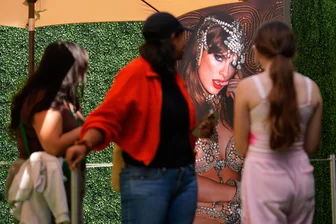 Tage nach der Veröffentlichung: Was „The Life of a Showgirl“ verspricht, aber nicht halten kann - Fans schauen sich ein Bild von Taylor Swift an, während sie darauf warten, in ein TikTok/Taylor- Swift-Fan-Pop-up zu gelangen, um die Veröffentlichung ihres neuesten Albums "The Life of a Showgirl" zu feiern. Mittlerweile geben sich manche Fans ernüchtert.