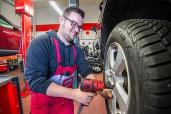 Tagelang warten auf freie Termine: Werkstätten im Erzgebirge nach Schneefall im Räderwechsel-Stress - Gut zu tun haben derzeit die Mitarbeiter bei ATU in Bad Schlema. Das Foto zeigt Alexander Röder, Auszubildender zum Kfz-Mechatroniker, beim Räderwechsel.