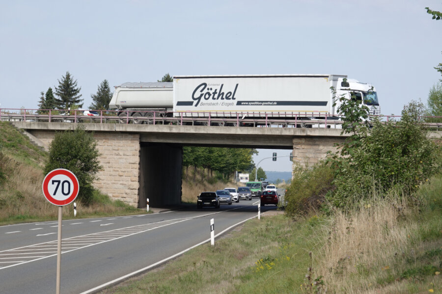 Tagesbaustellen auf der A 72: Hier soll es für zwei Monate besonders eng werden - Auch die Autobahnbrücke nahe der Anschlussstelle Zwickau-Ost, unter der die Lößnitzer Straße (S 283) entlang führt, wird geprüft. 
