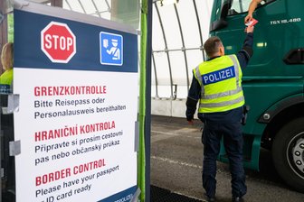 Tagesgeschäft der Bundespolizei am Grenzübergang Reitzenhain: Falsche Papiere, zu junge Hunde und gefährliches Feuerwerk entdeckt - Bundespolizisten kontrollieren den Grenzverkehr.