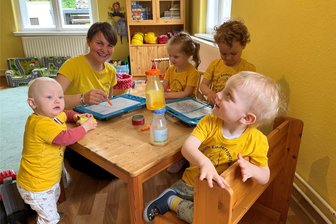 Tagesmutter statt Kita? Wie Eltern im Landkreis Zwickau die richtige Betreuung für ihr Kind finden - Die Zwickauer Tagesmutter Berit Nahrendorf beim Malen auf Zaubertafeln mit vier der fünf Kinder, die sie in ihren Räumen betreut.
