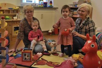 Tagesmutter zieht nach Adorf um - Seit Montag in der Talstraße 11 in Adorf zu finden: Felicitas Herrmann (links) mit Mitarbeiterin Sabine und Kindern. 
