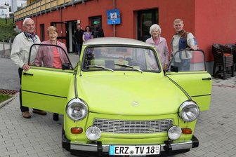 Tagespflege der Volkssolidarität in Schwarzenberg-Sonnenleithe: Spritztour mit dem Trabi weckt viele Erinnerungen - Auf zur Trabi-Rundfahrt: Klaus und Erika Wirth sowie Gisela Beer mit Tagespflege-Leiter Markus Bauer (v. l.).
