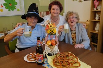 Tagespflege-Gäste feiern stimmungsvolles Oktoberfest - Zünftiges Oktoberfest in der DRK-Tagespflege Reichenbach. Von links: Wolfgang Hebenstreit, Betreuerin Marina Loos und Renate Münch.