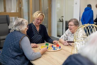 Tagespflege im Diakonie-Neubau in Auerbach startet: „Der Bedarf ist groß in der Region“ - Die neue Tagespflege der Diakonie geht an den Start: Ehrenamtler Sabine Kulicke, Christiane Hummel und Elvira Krebs (v. l.) zeigen, wie ein Tag in der Einrichtung abläuft.