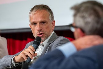 „Tagesschau“-Insider kommt nach Annaberg-Buchholz - Alexander Teske kommt am Dienstag ins Erzgebirge. Der Journalist moderierte kürzlich die Podiumsdiskussion „35 Jahre Einheit in Europa“ in Chemnitz.
