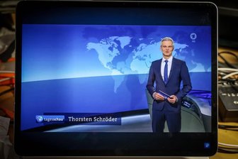Tagesschau-Sprecher Thorsten Schröder bei Ironman-Training schwer gestürzt: Wie lange fällt er aus? - So kennen ihn Millionen ARD-Zuschauer: Thorsten Schröder präsentiert die Nachrichten in der Tagesschau.